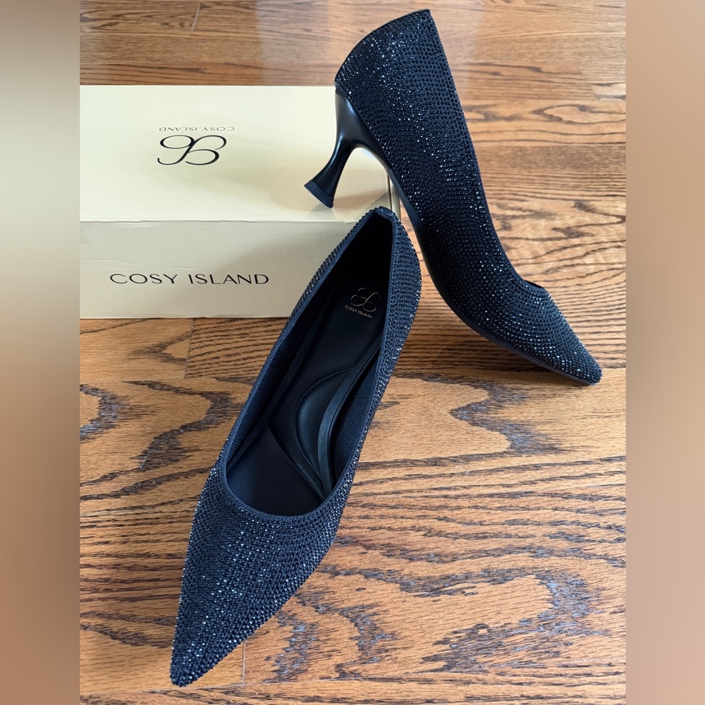 NWT- Cosy Island Women's Black EternalPace Diamond Pointed Toe Heeled Pump